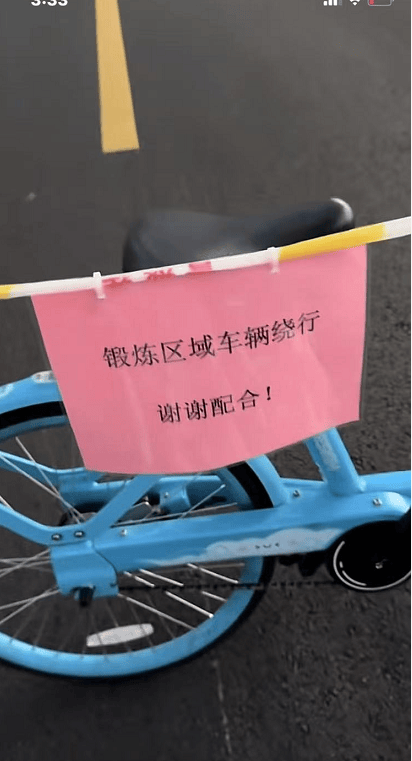 武漢大媽拉線封路跳廣場舞，懸掛告示“鍛煉區(qū)域車輛繞行”？當(dāng)?shù)鼗貞?yīng)