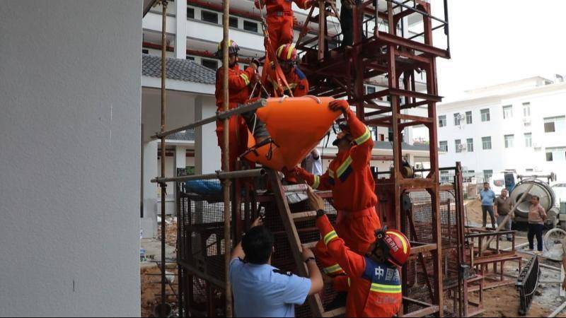 江西贛州：工人拆卸腳手架跌落被困 消防緊急救援