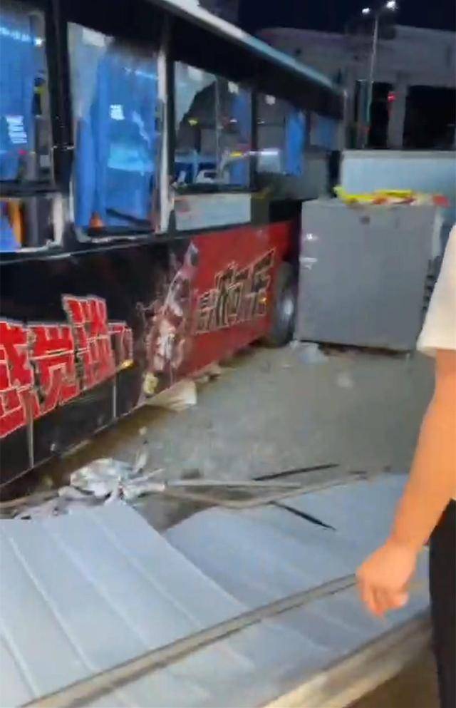 沈陽一公交車失控沖向路邊致2死16傷，當(dāng)?shù)赝▓?bào)：司機(jī)避讓行人操作不當(dāng)引發(fā)事故