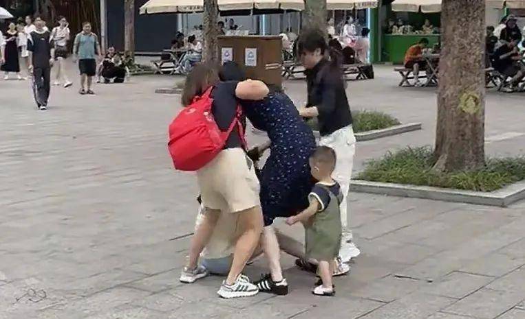 女子在動物園制止不文明行為反被群毆，動物園回應(yīng)：打人者已賠償