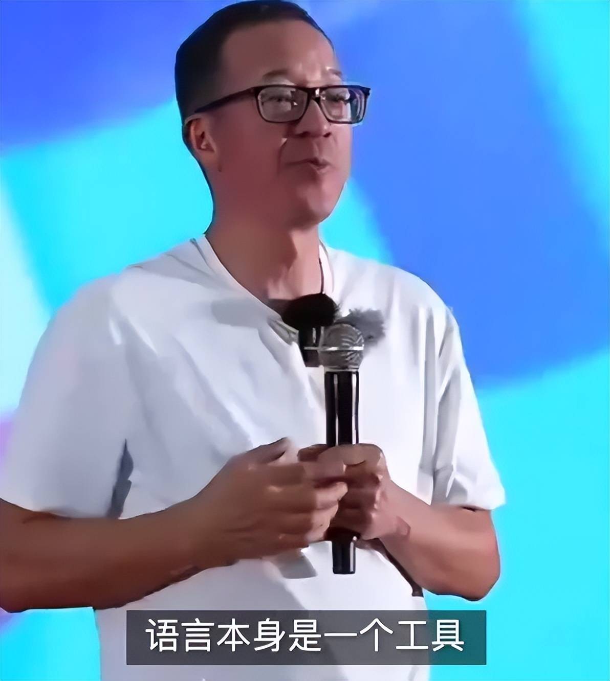 俞敏洪回北大參加校友會，和眾人合影站第一排，曾自曝高考3次考上北大