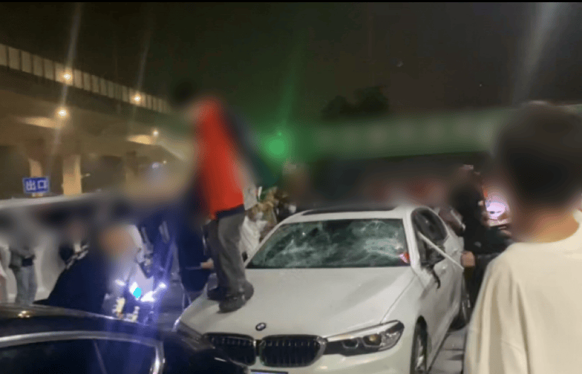 加油站內(nèi)砸車打人，23名嫌疑人被臨沂警方抓獲