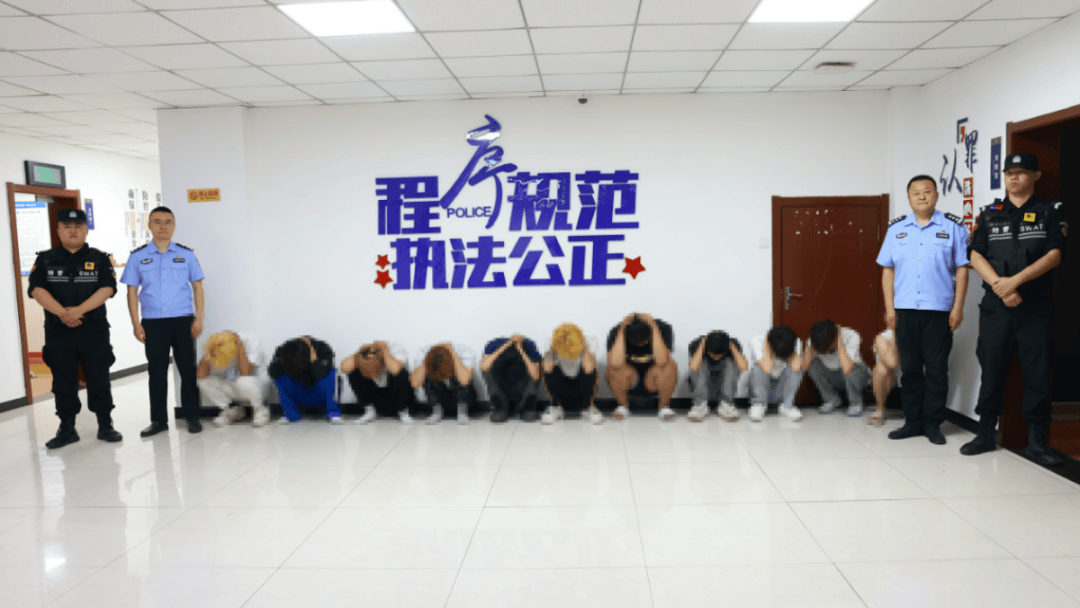 加油站內(nèi)砸車打人，23名嫌疑人被臨沂警方抓獲
