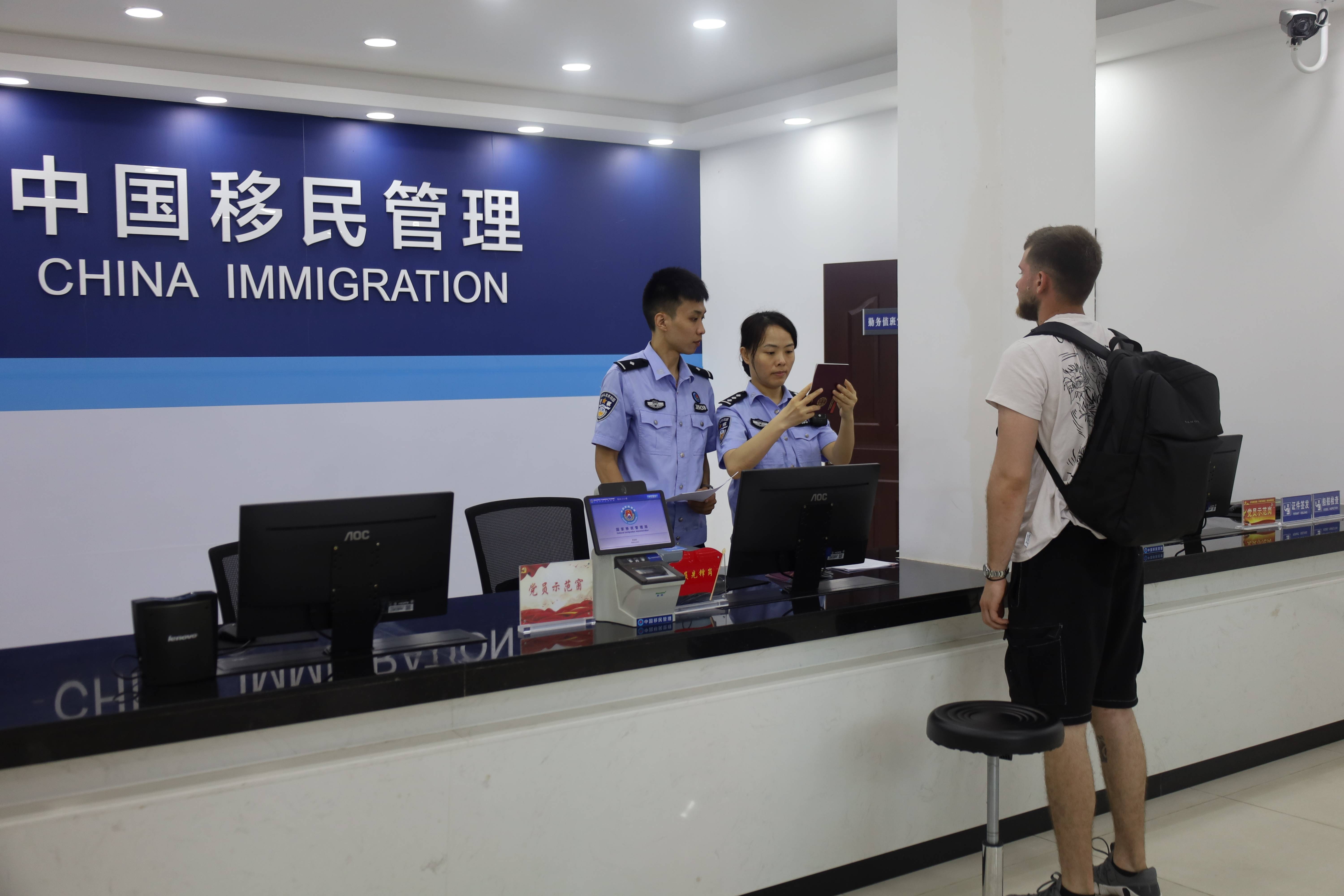 “第一次吃，像吃葡萄！”外籍船員在惠州品嘗荔枝
