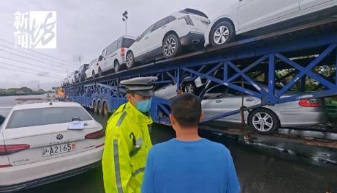上海高速驚現(xiàn)52米“貪吃車”！民警驚了：你這不是火車??！