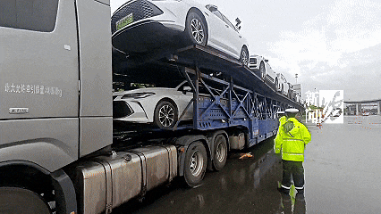 上海高速驚現(xiàn)52米“貪吃車”！民警驚了：你這不是火車??！