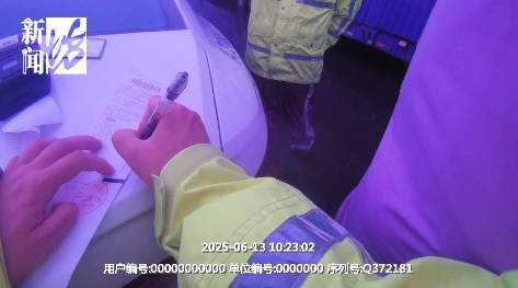 上海高速驚現(xiàn)52米“貪吃車”！民警驚了：你這不是火車??！