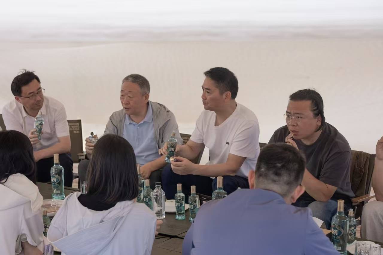 劉強(qiáng)東和洋河董事長沙漠喝酒，要搞啥事？