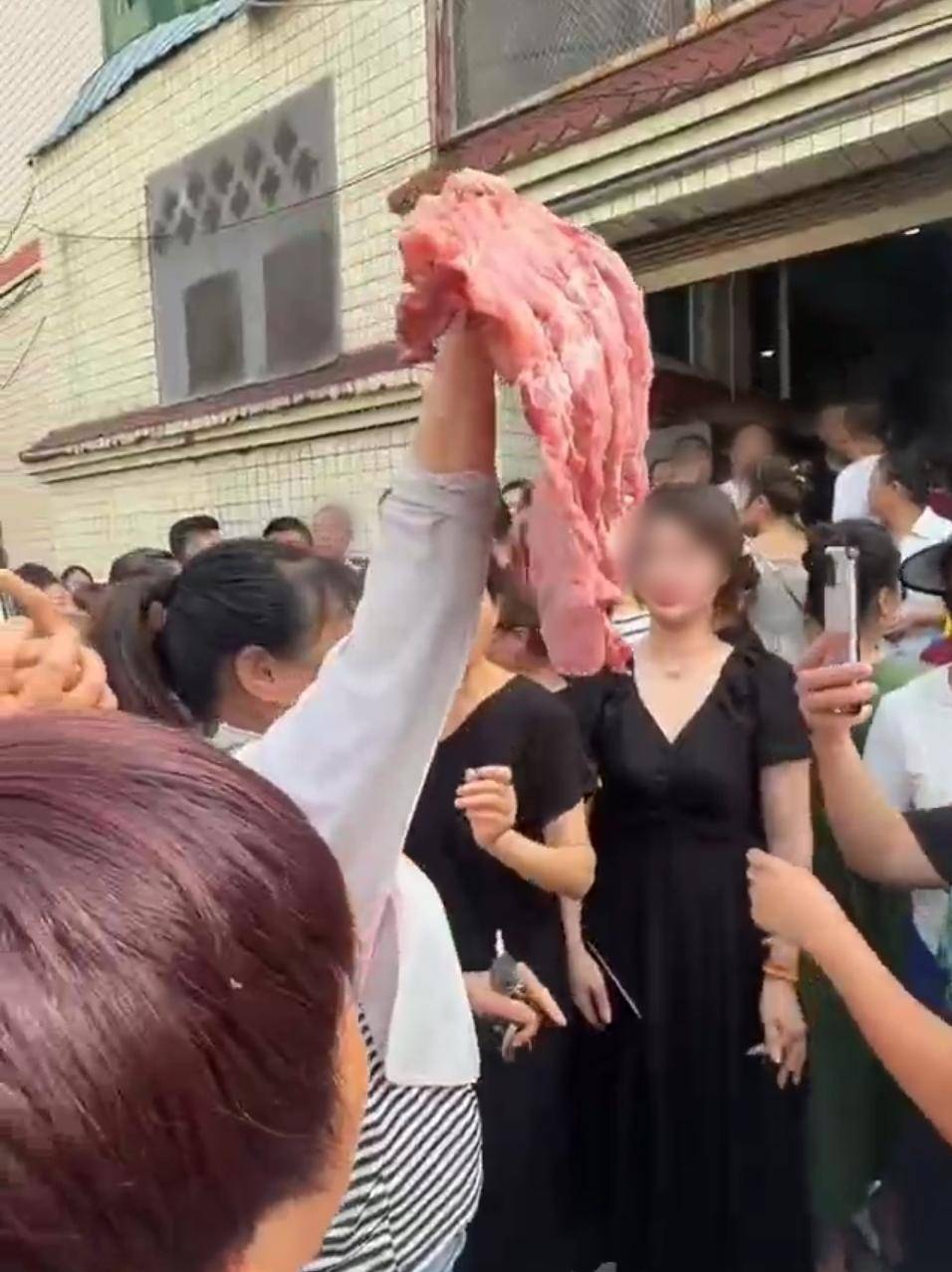 富順通報“家長質(zhì)疑一學(xué)校食材質(zhì)量”：采購擱置較久精排且未用冷鏈運輸，已立案調(diào)查