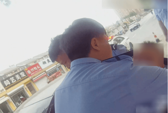 八個(gè)月嬰兒高溫被困車內(nèi)一小時(shí)，灌云民警化險(xiǎn)為夷