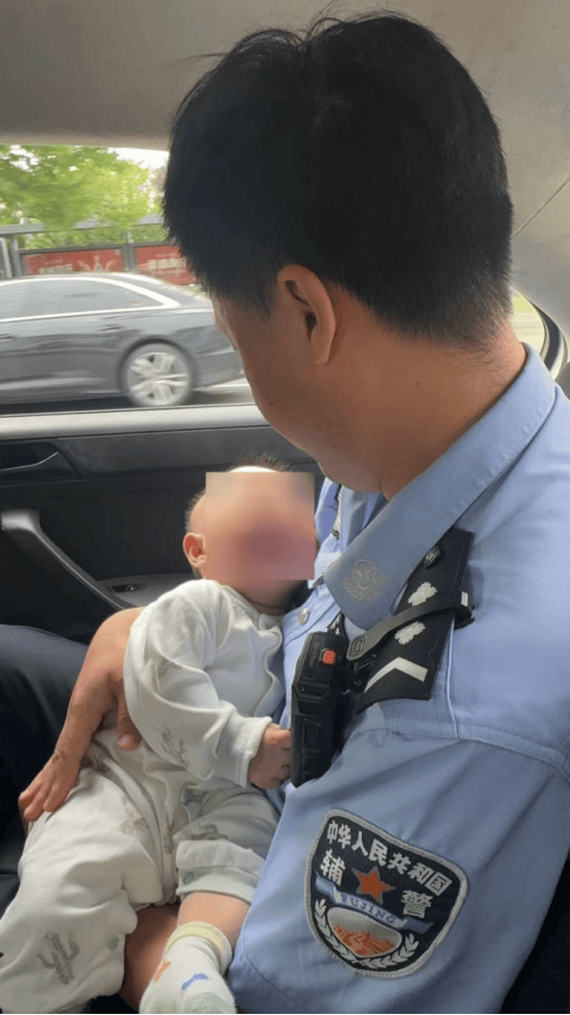 八個(gè)月嬰兒高溫被困車內(nèi)一小時(shí)，灌云民警化險(xiǎn)為夷