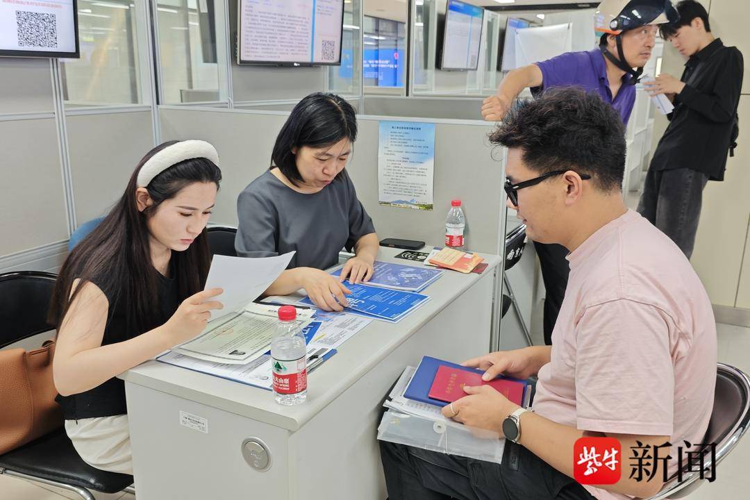 25歲小伙帶一沓證書應(yīng)聘！南京高校畢業(yè)生招聘會火爆，HR：這樣的簡歷很加分