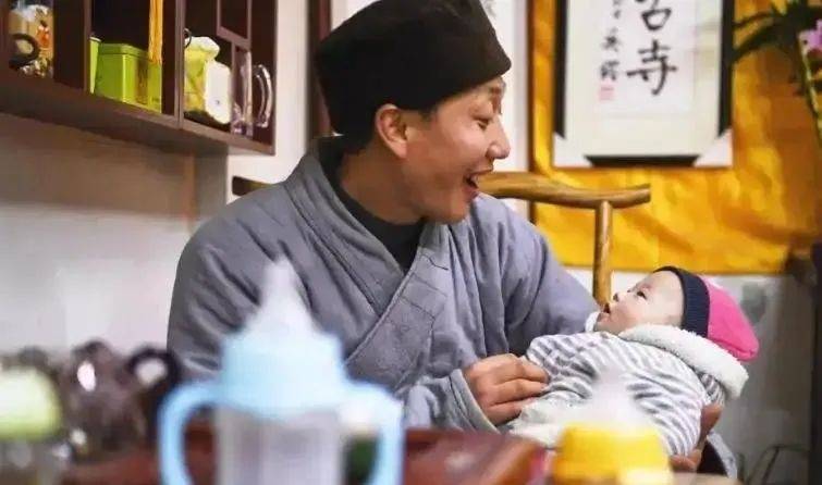 “救助百名棄嬰的道祿和尚”被警方帶走，通報：善款大多用于個人高消費