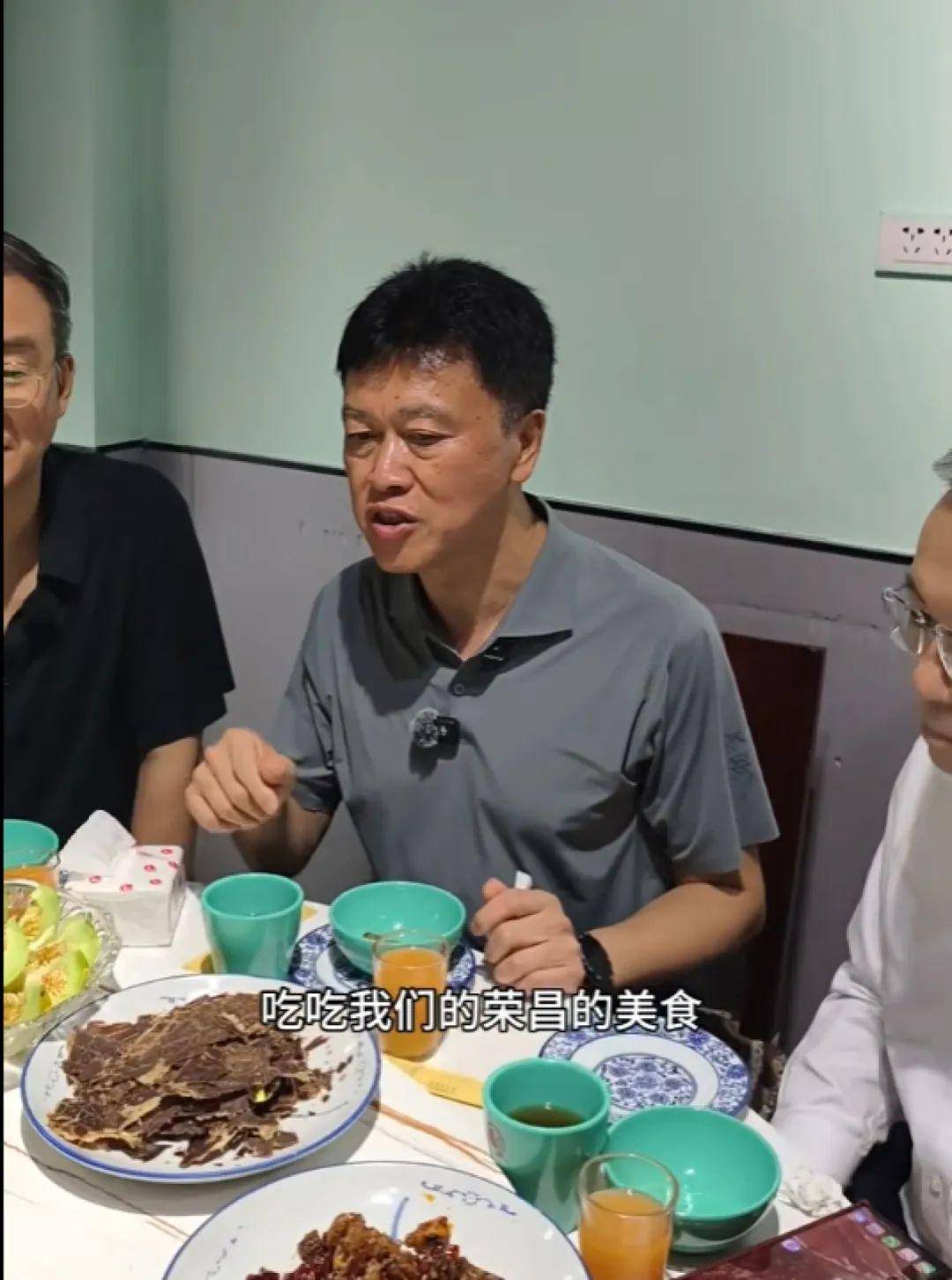 重慶一區(qū)委書記帶頭下館子 稱要帶頭消費
