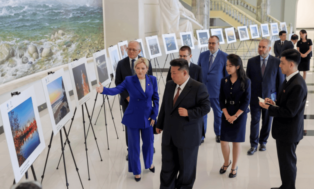 這場(chǎng)重要活動(dòng)，金正恩再次攜女出席