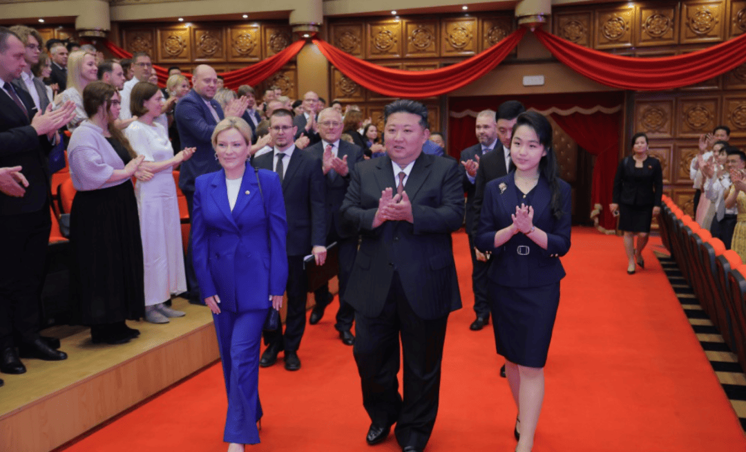 這場(chǎng)重要活動(dòng)，金正恩再次攜女出席
