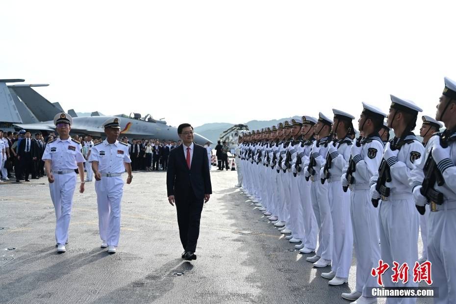 李家超出席中國人民解放軍海軍山東艦航母甲板招待會(huì)