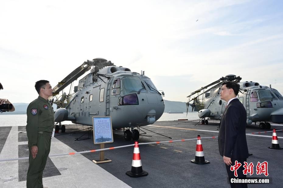 李家超出席中國人民解放軍海軍山東艦航母甲板招待會(huì)