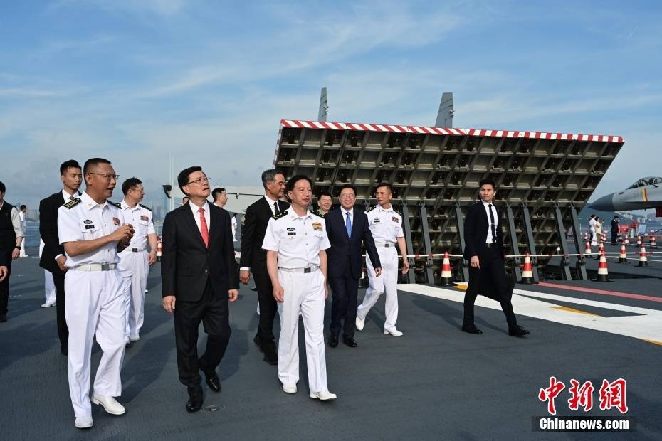 李家超出席中國人民解放軍海軍山東艦航母甲板招待會(huì)