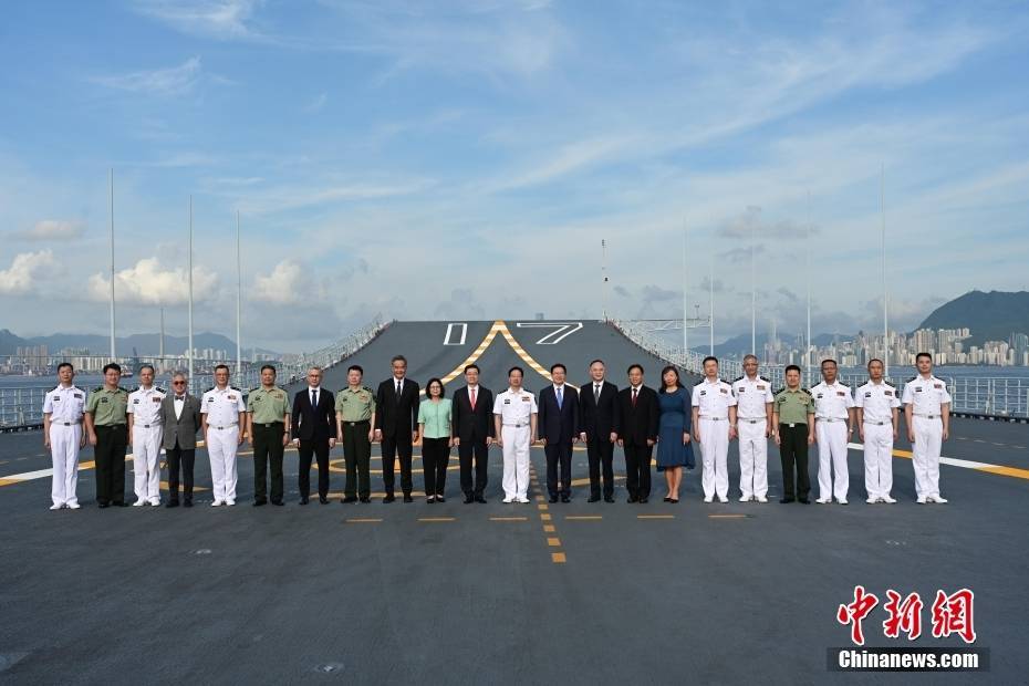 李家超出席中國人民解放軍海軍山東艦航母甲板招待會(huì)