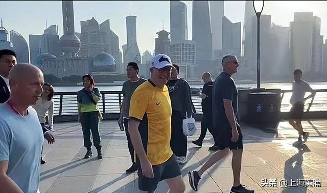 澳大利亞總理抵滬再次漫步外灘，旁邊還有上海球迷“老熟人”，你偶遇了嗎？