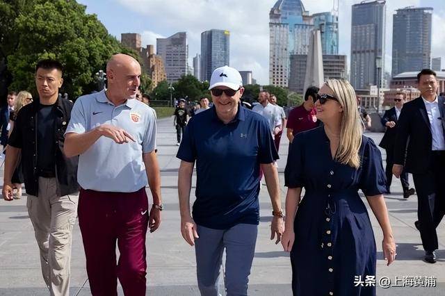 澳大利亞總理抵滬再次漫步外灘，旁邊還有上海球迷“老熟人”，你偶遇了嗎？