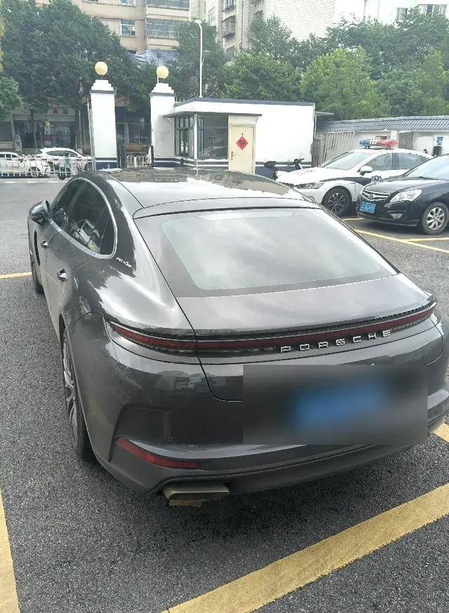 離奇！昆明一輛140萬的保時捷在停車場憑空消失