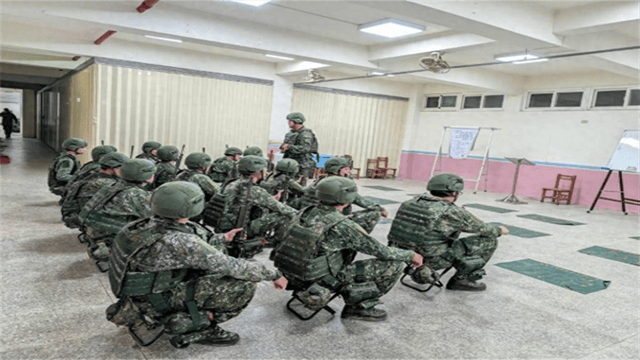 脫下軍服，400多名美軍登陸臺(tái)島！不管誰(shuí)來(lái)都擋不住解放軍利劍