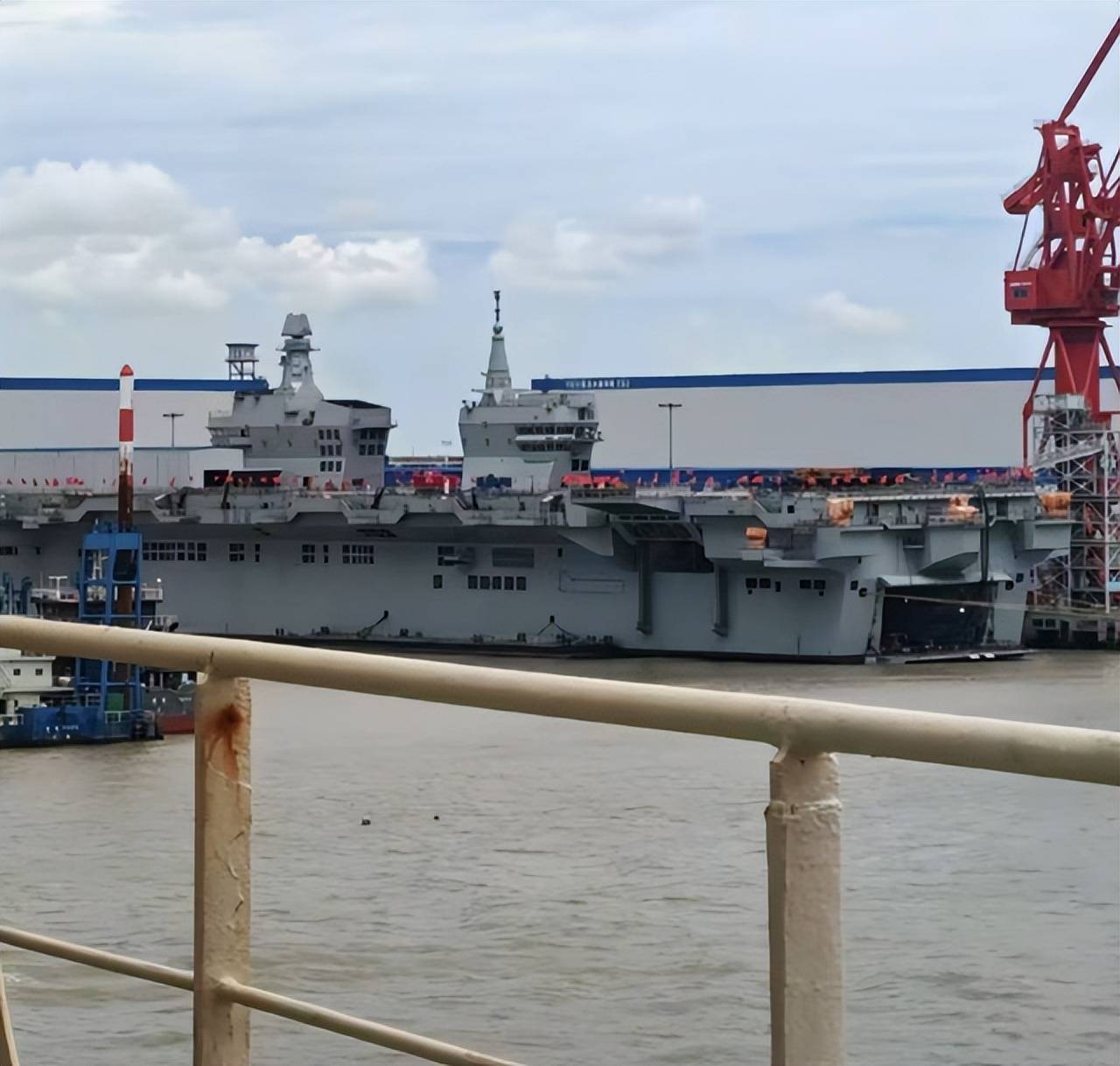 首次海試即將開始？全球首艘電磁彈射準(zhǔn)航母“四川艦”，再次彩旗飄飄