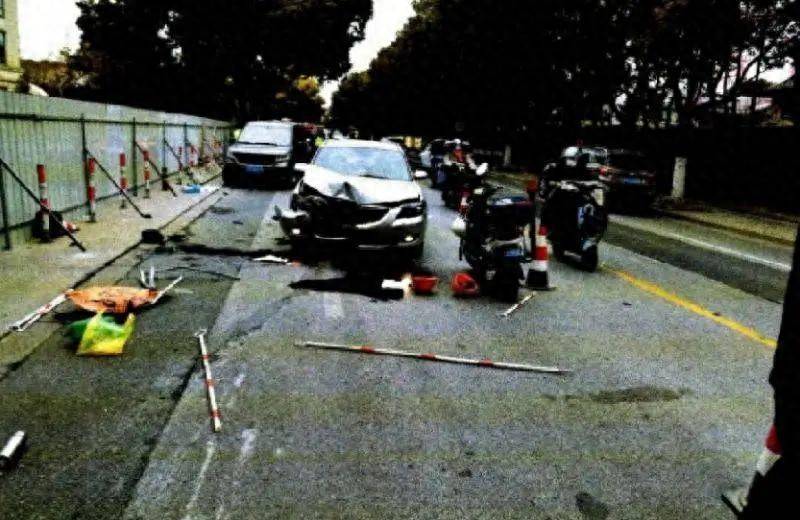 上海一男子開車時(shí)被一輛紅色車輛吸引，伸手找手機(jī)想與朋友確認(rèn)，絲毫未減速撞飛2人致死，被判刑