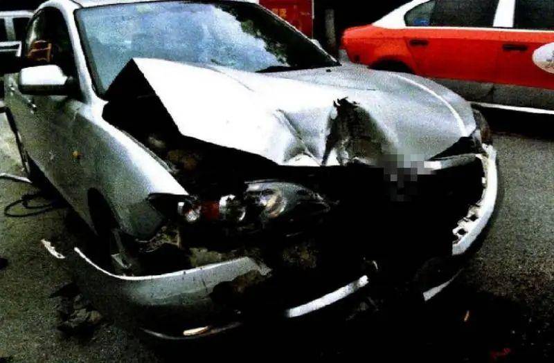 上海一男子開車時(shí)被一輛紅色車輛吸引，伸手找手機(jī)想與朋友確認(rèn)，絲毫未減速撞飛2人致死，被判刑