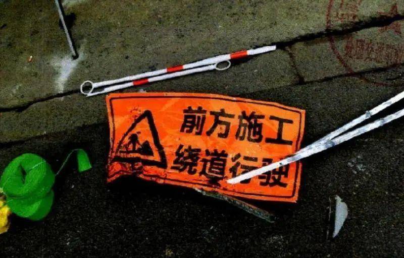 上海一男子開車時(shí)被一輛紅色車輛吸引，伸手找手機(jī)想與朋友確認(rèn)，絲毫未減速撞飛2人致死，被判刑