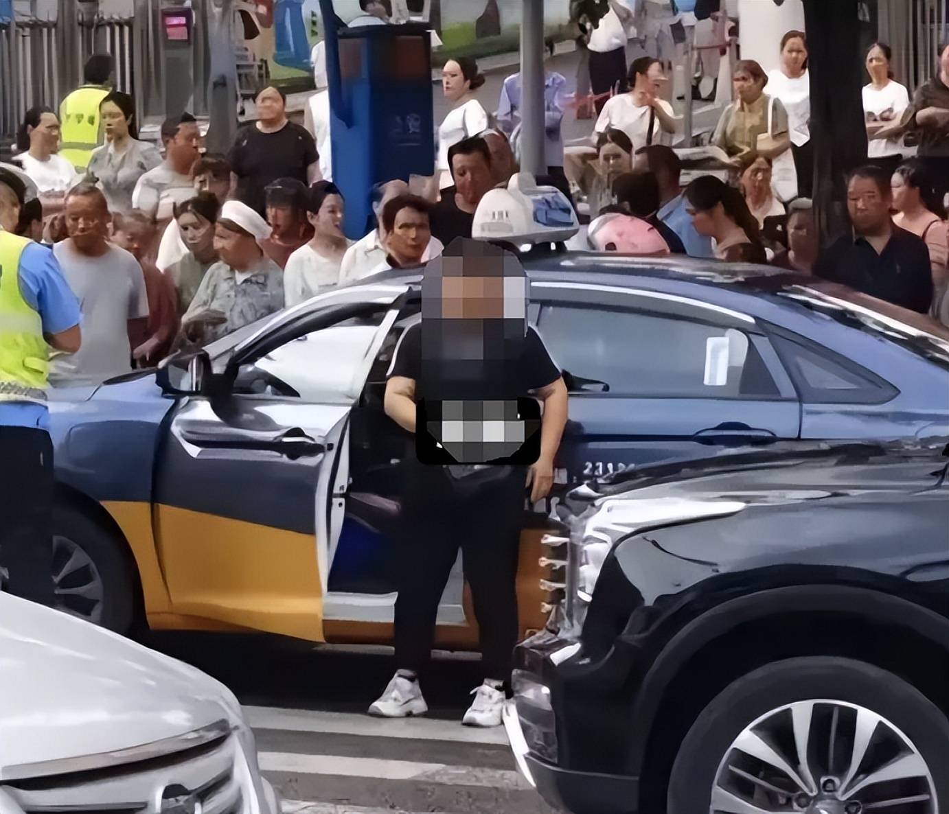 警方通報(bào)“貴州8歲女童過斑馬線被出租車撞倒身亡”：46歲女子被刑拘，不存在二次碾壓