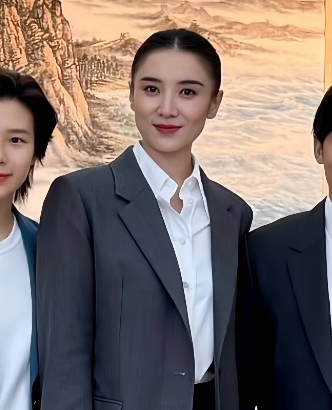 宋佳“體制內(nèi)”穿搭上熱搜，朱珠穿西裝也不失韻味，這股風(fēng)終究被她們穿火了！