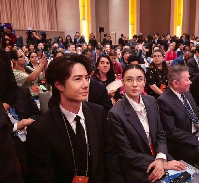 宋佳“體制內(nèi)”穿搭上熱搜，朱珠穿西裝也不失韻味，這股風(fēng)終究被她們穿火了！