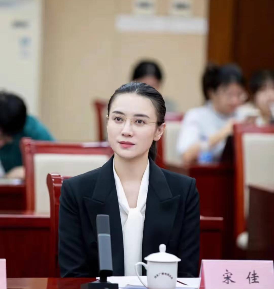 宋佳“體制內(nèi)”穿搭上熱搜，朱珠穿西裝也不失韻味，這股風(fēng)終究被她們穿火了！