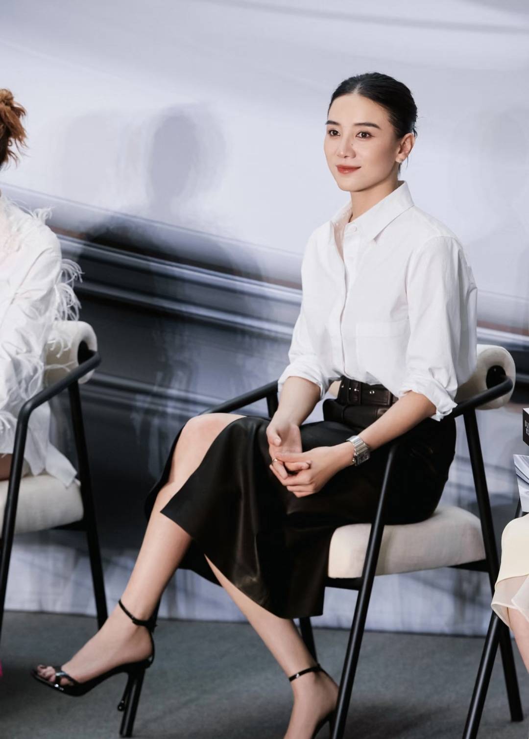 宋佳“體制內(nèi)”穿搭上熱搜，朱珠穿西裝也不失韻味，這股風(fēng)終究被她們穿火了！