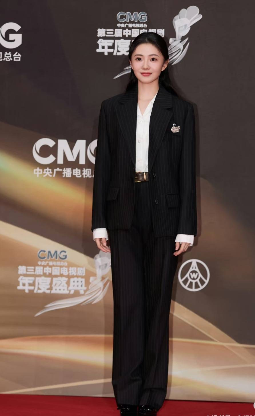 宋佳“體制內(nèi)”穿搭上熱搜，朱珠穿西裝也不失韻味，這股風(fēng)終究被她們穿火了！