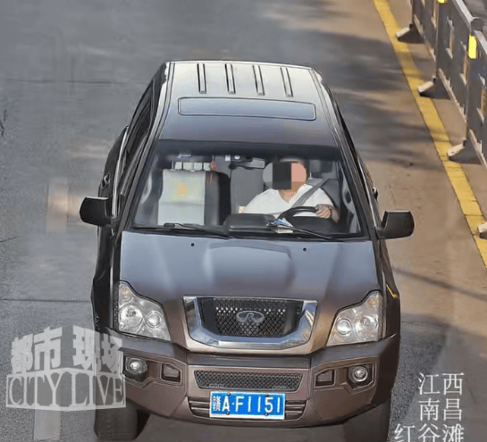 兒子報(bào)警車輛被套牌，交警一查驚呆：套牌的是你親爹！