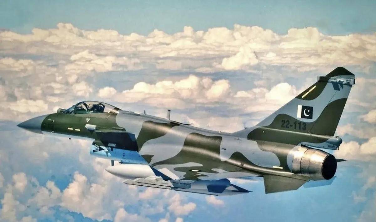 俄軍大運(yùn)剛剛離開，伊朗軍用機(jī)場(chǎng)突發(fā)爆炸，蘇-35比殲-10先到貨？