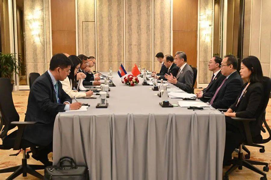 4比2，泰國最新民調出爐，佩通坦想官復原職，中方說了句公道話