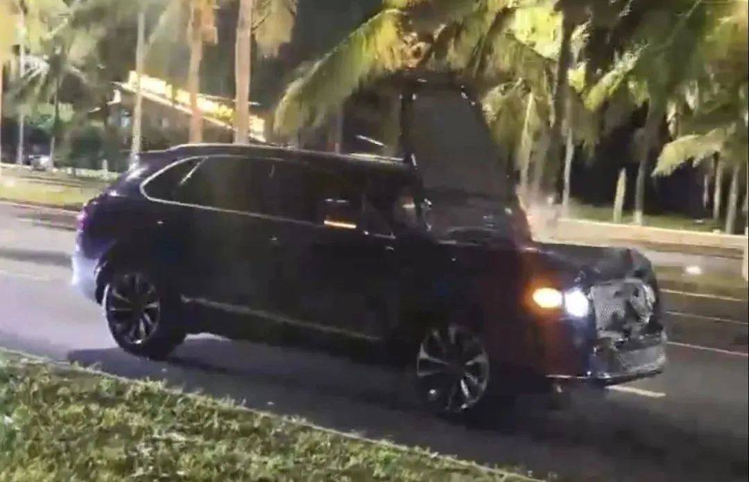 ?？谝毁e利車肇事逃逸，警車一路追蹤喊話“停車”！警方通報：孫某某（男，56歲）刑拘！