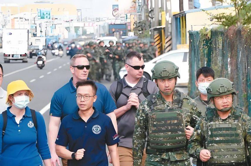 美國(guó)專家建議撤走在臺(tái)教官團(tuán)，“臺(tái)獨(dú)分子”跪地挽留人格喪盡