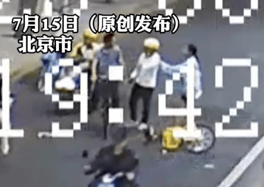 14歲女孩騎車(chē)時(shí)被男子故意別入機(jī)動(dòng)車(chē)道，警方通報(bào)：行拘！