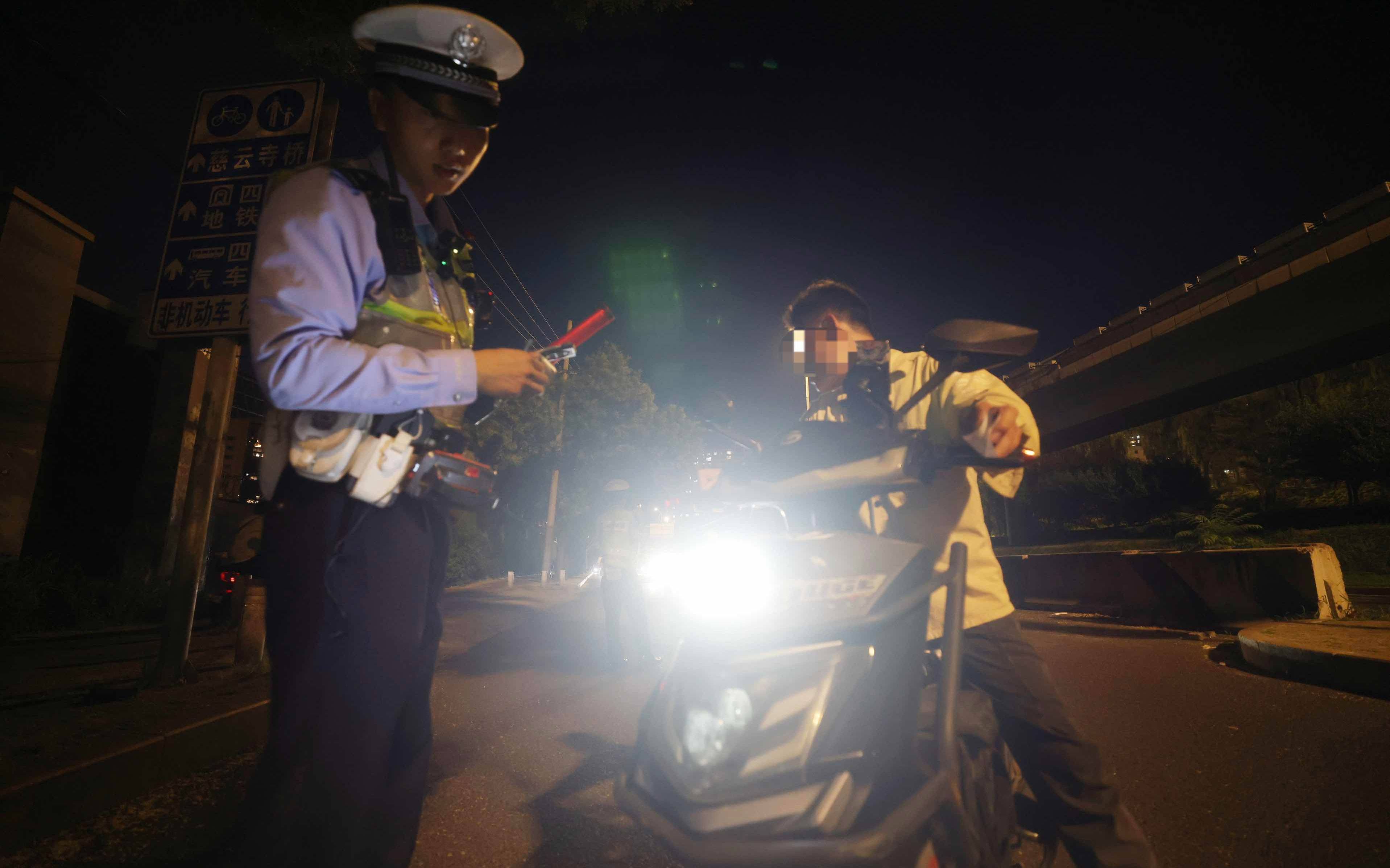北京交警開查電動自行車加裝遠光燈，首次警告，再被查將扣車罰款