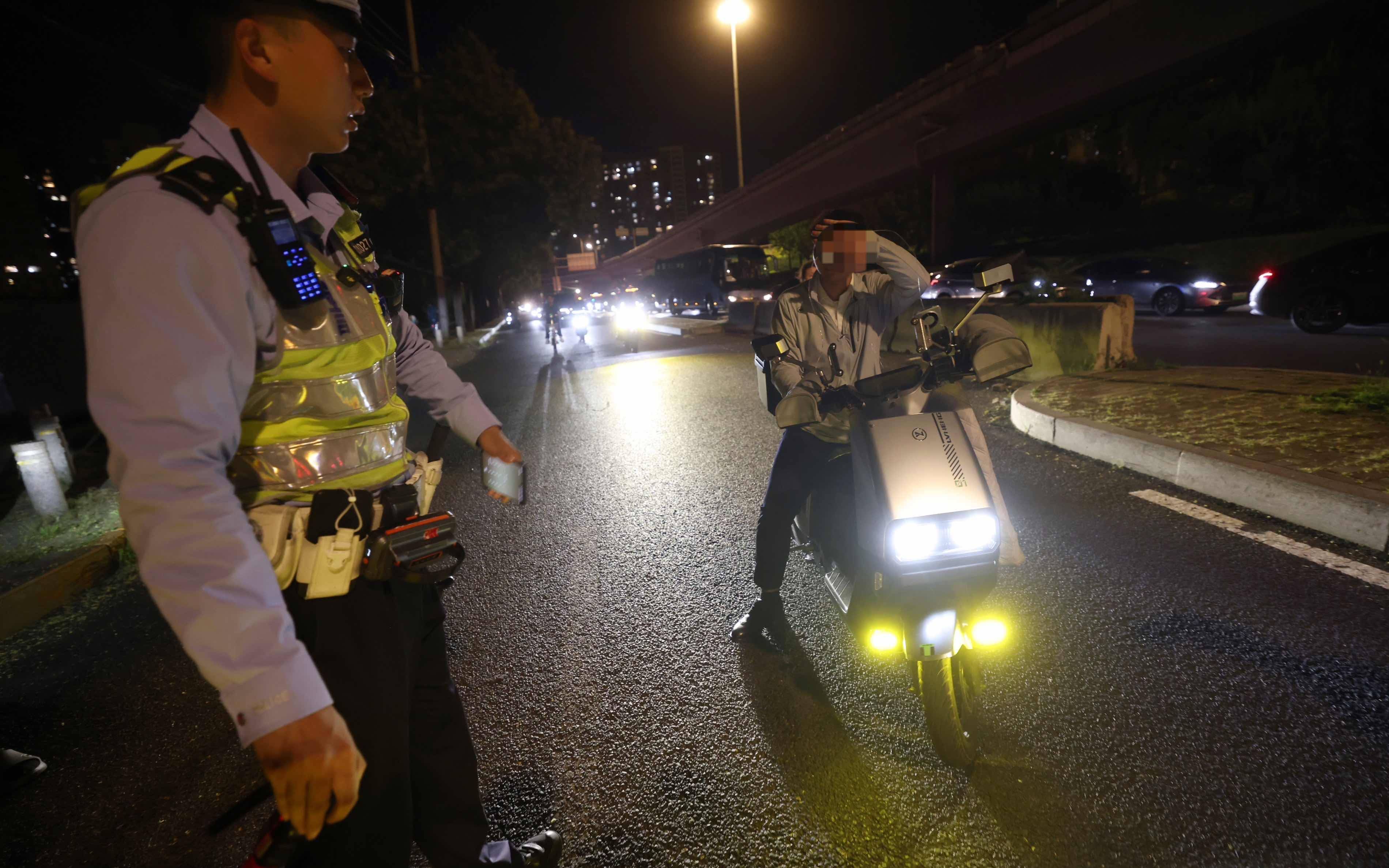 北京交警開查電動自行車加裝遠光燈，首次警告，再被查將扣車罰款
