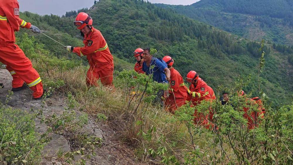 一人因登山摔傷腰部被困山底，淄博消防緊急救援