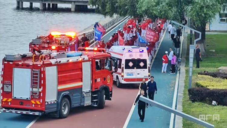 遼寧朝陽暴走團(tuán)“頂?！毕儡嚲茸o(hù)車 事實(shí)誰來厘清？