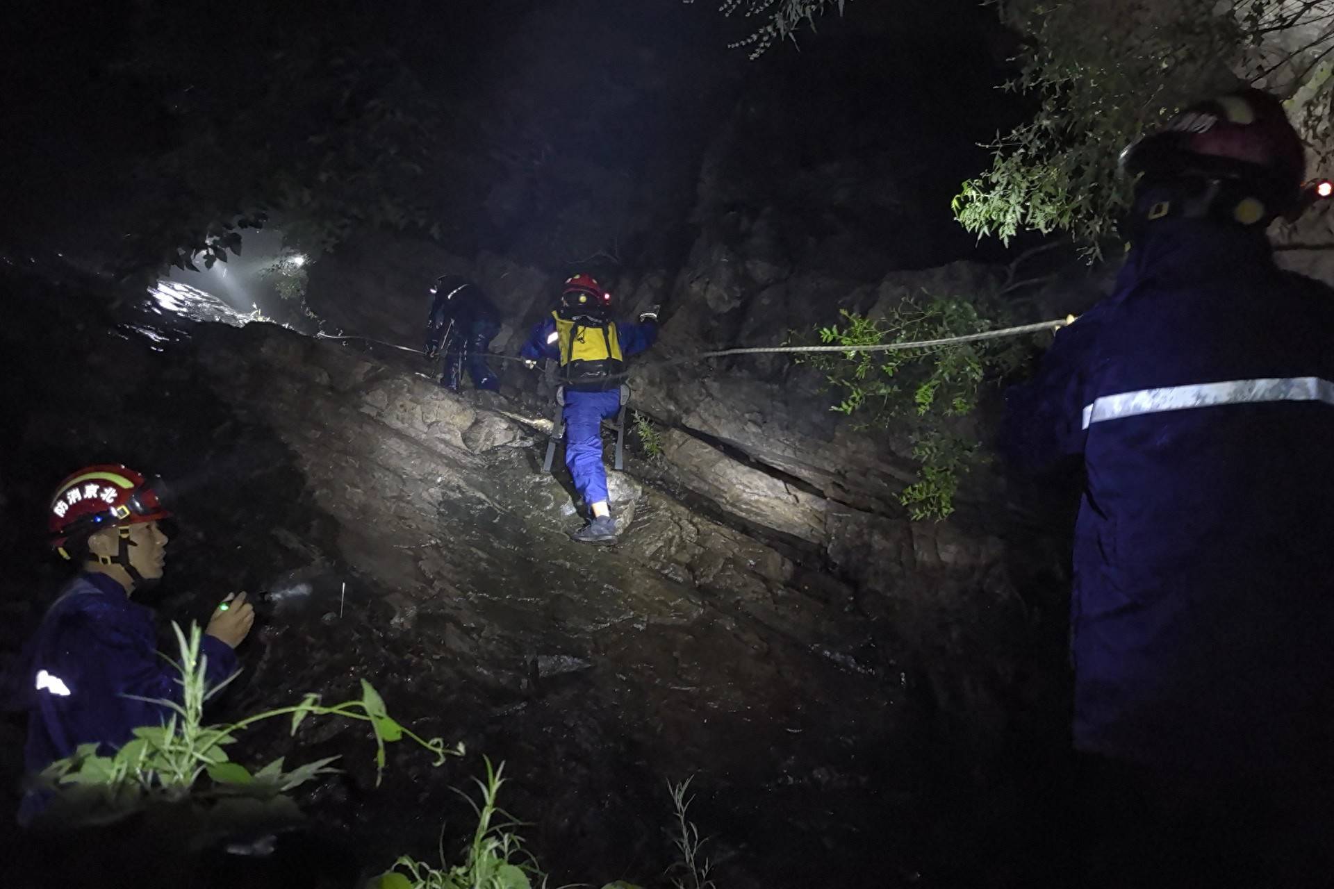 無視暴雨藍色預警，一男一女密云雨中登山被困