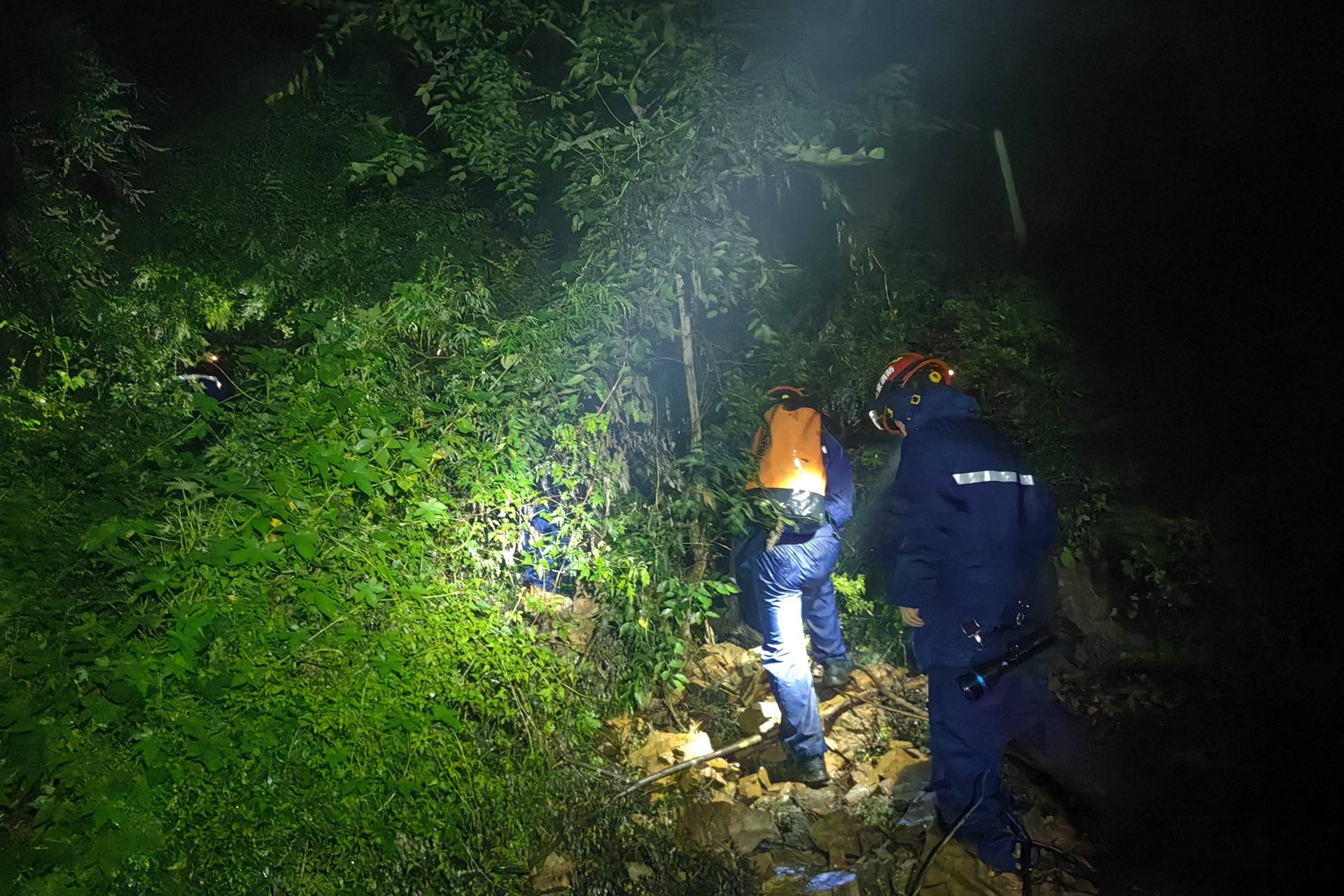 無視暴雨藍色預警，一男一女密云雨中登山被困